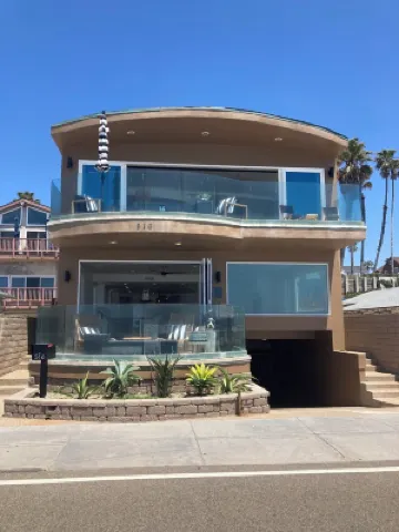 BEACH FRONT BOHO DREAM. Walk to Everything -Great for large Parties LOWER UNIT