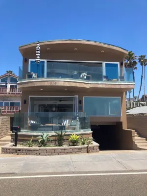 BEACH FRONT BOHO DREAM. Walk to Everything -Great for large Parties LOWER UNIT