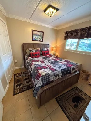 Downtown, Recently Remodeled, Clean & Cozy W/ Gas logs, Hot Tub & Outside Pool.