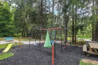 Cabin with private pickleball court and tons of FUN, caves close!!