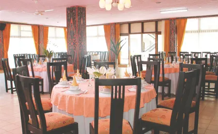 Hotel Danau Toba International Отели рядом с достопримечательностью «Pantai Bebas Parapat Danau Toba»