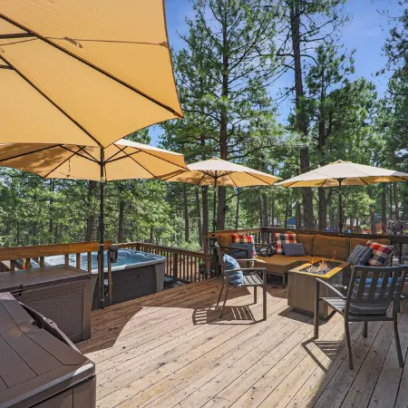 Modern Beauty, Gorgeous Forest View, Hot Tub, A/C, Game Room, Close to Downtown!