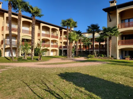 Residenza Parcolago Apt 203 Отели рядом с достопримечательностью «Alprose Chocolate Museum»