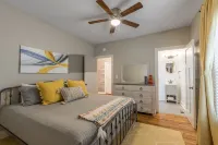 3 KING Beds + Walk to River Market + Coffee