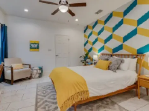 Near BBQ & F1, Self-Check in, Fast WiFi, Dishwasher Hotels in Lockhart