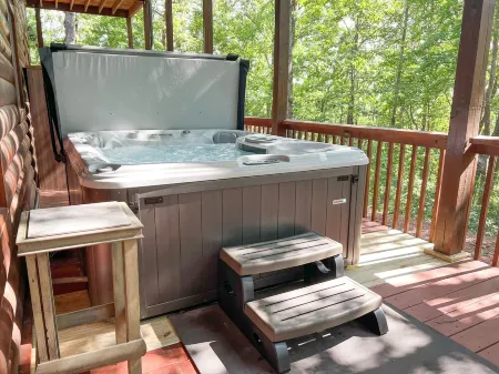 Luxury Log Cabin + Hot Tub + Mins to Downtown Dahlonega