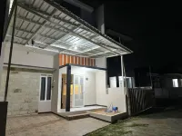 Villa 2BR Mountain View with Private Pool Near Jatim Park 3 Hotels near jatim park 3