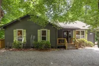 Designer 5-BDR Cabin with Big Views/Resort Access in Sapphire Valley