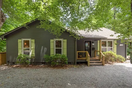 Designer 5-BDR Cabin with Big Views/Resort Access in Sapphire Valley