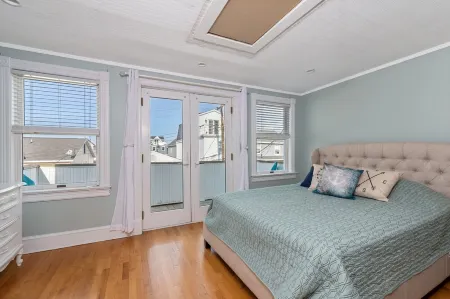 SEA BRIGHT BEACH BEAUTY. 1 block to beach, restaurants, entertainment. 3br, Deck