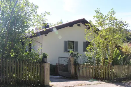 Spacious vacation apartment on Lake Starnberg Отели в г. Мюнзинг