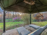 LIGHT FILLED CABIN WITH COTTAGE CHARM! MINI-FARM!