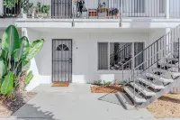 King Suite -Steps to Beach & Close to Restaurants and Shops Hotel in zona Buena Vista Audubon Society & Nature Center