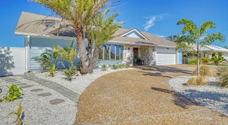 Canal front, dock, heated Pool, near AMI+IMG Отели в г. Кортес