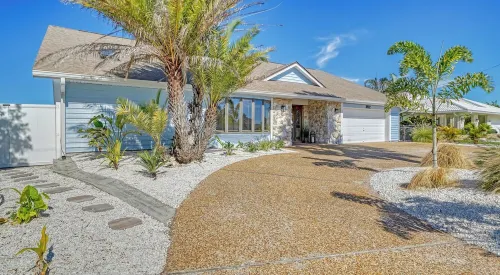 Canal front, dock, heated Pool, near AMI+IMG