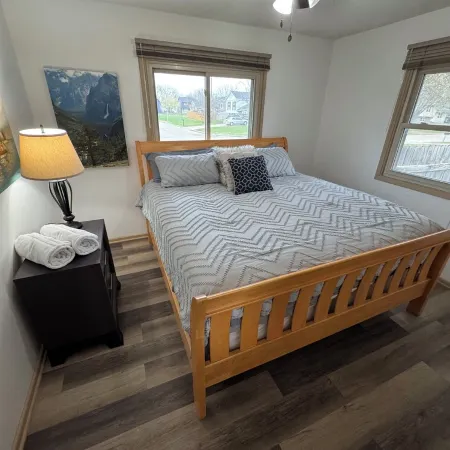 Des Moines Entire home  3 Bdms King; Queen; Twins  quiet near High Trestle Trail Hotels in Ankeny