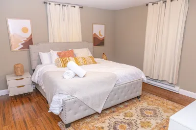 Poconos Oasis with hot tub, Game RM, & Fire pit. 8 min from Bushkill & Shawnee Hotels near Pocono Mountain Villas by Exploria Resorts