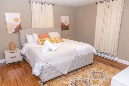 Poconos Oasis with hot tub, Game RM, & Fire pit. 8 min from Bushkill & Shawnee