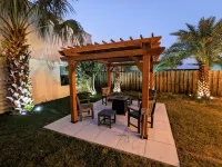 Trendy Cottage - Short walk to the beach - Backyard Oasis