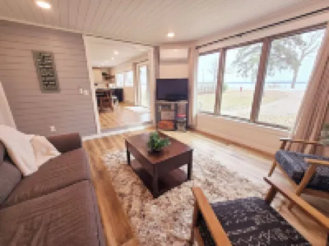 Beautiful Lake Home on Detroit Lake With a Private Beach and Dock