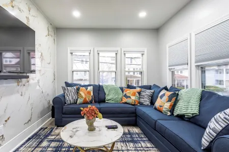 Spacious 3-bedroom apartment with WiFi, Parking in welcoming New Rochelle