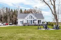 Hidden Haven - Luxury Cottage w/ Hot Tub & Scenic Views