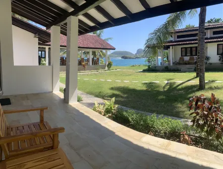 Balong Balong Surf Bungalows & Restaurant