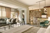Paramithenio Village Beach Resort & Spa فنادق في 
