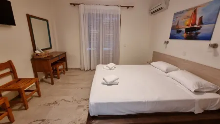 TOLO BLUE BAY Отели рядом с достопримечательностью «Yialasi beach»