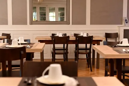 Hôtel de l'Ange Отели рядом с достопримечательностью «Church of St. Anne»