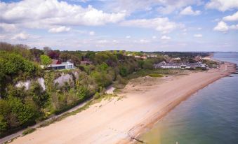Chalet-Sleeps6-Parking-Garden-Pool