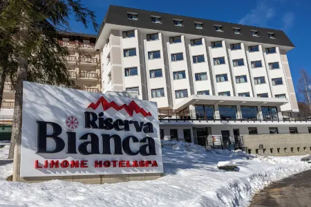 Riserva Bianca Limone Hotel&SPA Отели рядом с достопримечательностью «Via Ferrata Bec Valletta»
