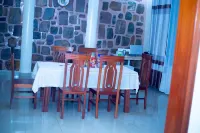 Apartment - Sleeps 11 Pets Welcomed & Garden
