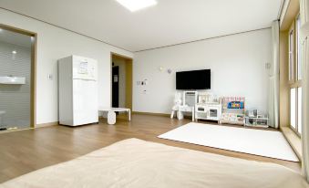 Jeju Hi Mom Kids Family Pension Black