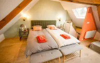 La Petite Maison près de l'Eglise Hotels in Les Iffs