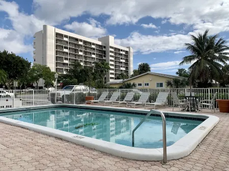 Bayview Regency Apartments by Lowkl