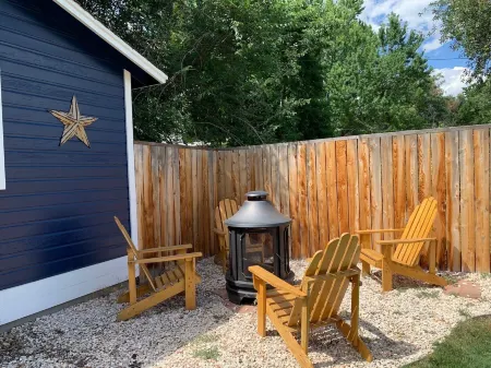 The Cottage! Chic Bungalow Near Old Town Square! Отели в г. Лапорт