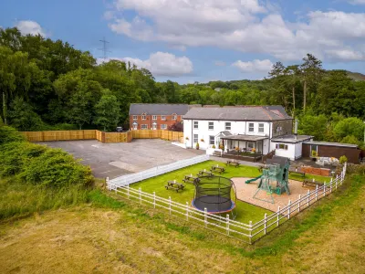 Entire Venue Hire with 8 Bedroom Accommodation - Your Own Pub Experience Hotels in 