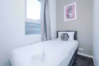 Comfy Four Bedroom House with Parking Hotels in Salford