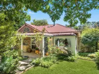European-Inspired Country Home Walking Distance to Bundanoon Village Hotels in Bundanoon