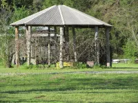 Restored rock house with hot tub and beautiful private deck. Các khách sạn ở Latimer County
