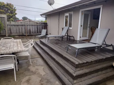 Monterey craftsman style home with vaulted exposed-beams ceiling hardwood floor Отели в г. Сисайд