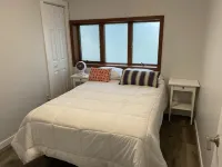 Private apt. that easily sleeps six (8 possible) close to Golf, Skiing, Beach 本佐尼亞酒店