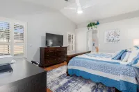 Home away from home! 1 King 1 Queen 2 twins with a non-heated private pool! Hotel in zona Commemorative Air Force Museum