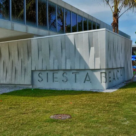 SIESTA KEY, BLUE ROMANTIC DREAM! 100 FEET TO THE  BEACH!