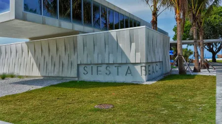 SIESTA KEY, BLUE ROMANTIC DREAM! 100 FEET TO THE  BEACH! Отели рядом с достопримечательностью «Кресент Бич»