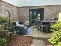 Cozy condo sleeps 6! Convenient to beach, shopping and all restaurants.