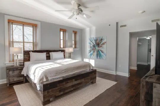 Large Condo Near Biltmore Estate Отели рядом с достопримечательностью «Шоппинг-центр Юг Форест»