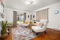 Cozy Vinyl Listening Station and Spacious Backyard - Charming Retreat Hotels in Peoria Heights