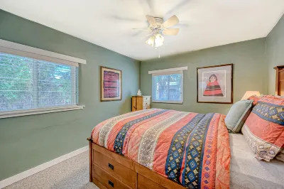 Dog-friendly getaway with a gas fireplace, full kitchen, & patio